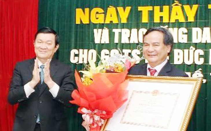 Trao danh hiệu Anh hùng Lao động thời kỳ đổi mới cho GS.TS. Bùi Ðức Phú 1
