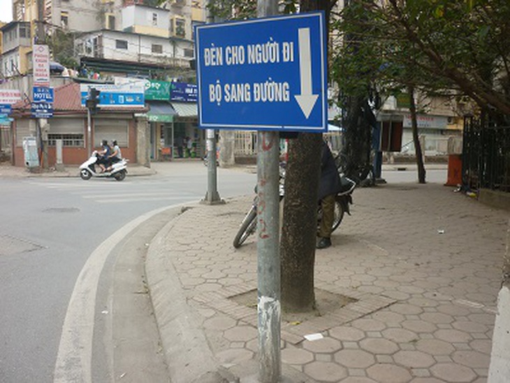 Biển báo “đánh đố” người đi bộ 1
