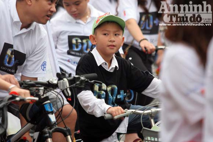 Hàng nghìn người đi xe đạp, hưởng ứng "Giờ trái đất 2013" 4
