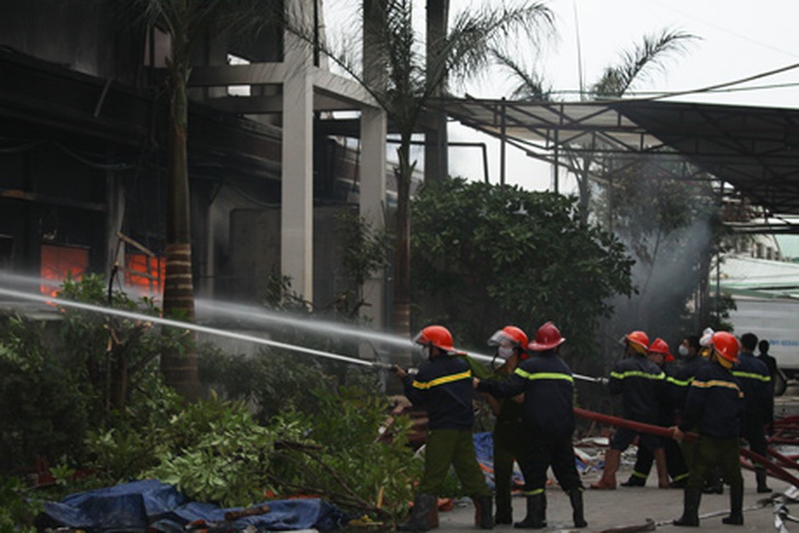 Xưởng may phát hỏa, hàng nghìn xe máy bị đốt thành than 5