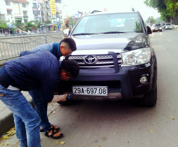 Đổ xô đi sang tên đổi chủ xe trước ngày áp phạt 1