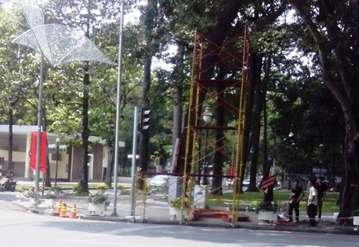 Sập dàn giáo khi treo đèn trang trí, 3 công nhân nhập viện 1