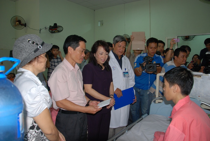 Bộ trưởng y tế thăm, trao quà cho gia đình Chủ tịch huyện đảo Trường Sa tại BV Chợ Rẫy 1