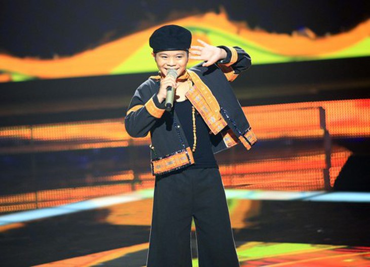 Quang Anh “xô đổ” tượng đài Tùng Dương 1
