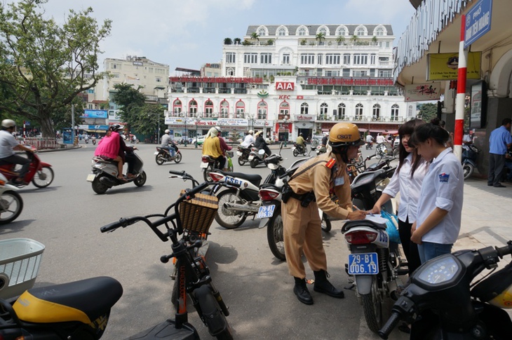 Hóa trang, ghi hình xử phạt vi phạm xe đạp điện 1