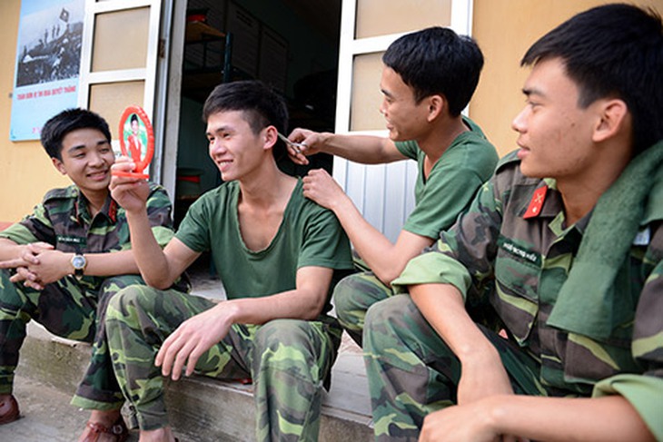 Tân binh ngày đầu trong doanh trại  1