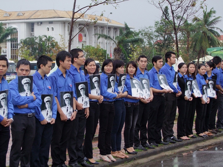"Nước mắt hòa mưa" tiễn đưa người Anh hùng dân tộc 4