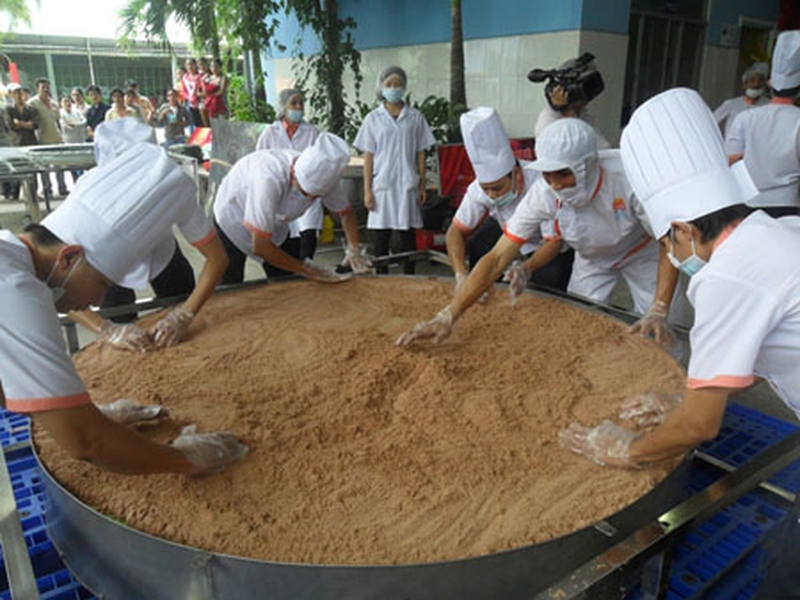 Cận cảnh hai chiếc bánh và đĩa cốm dẹp kỷ lục Việt Nam 7
