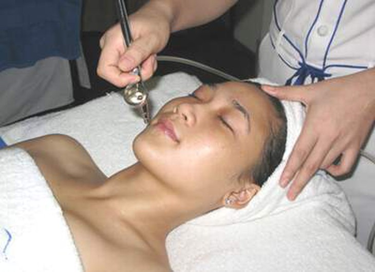 Sử dụng kỹ thuật kim lăn giúp se khít lỗ chân lông