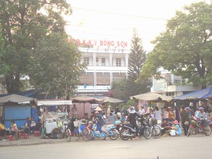 Hàng quán vây quanh cổng bệnh viện, sao không dẹp? 1
