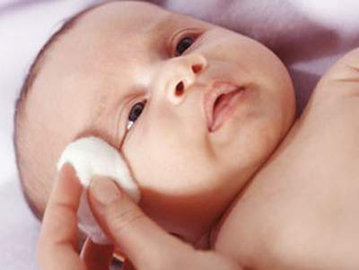 Không nên nhỏ sữa mẹ vào mắt bé 1