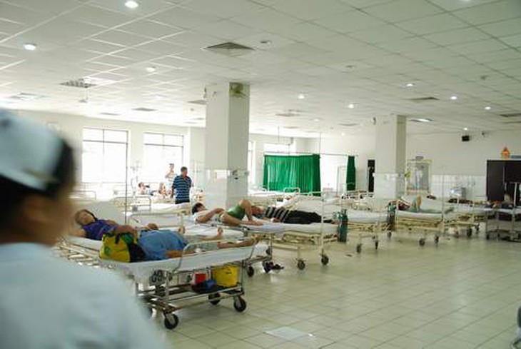 Côn đồ náo loạn bệnh viện, hành hung bác sĩ 2