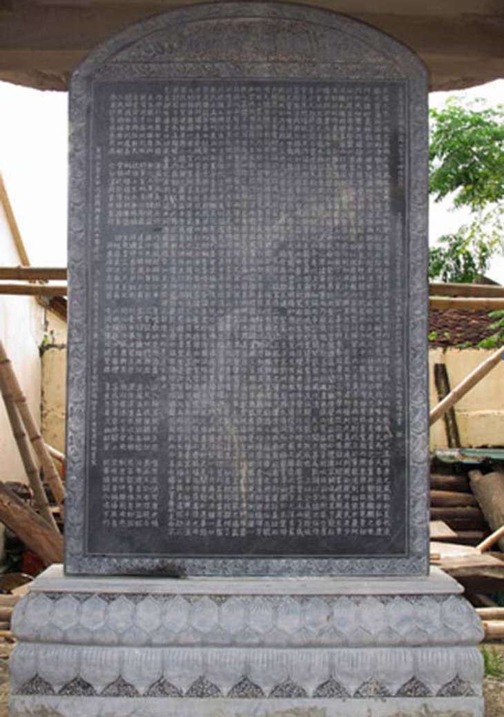 Phục dựng thành công văn bia cổ chùa Sùng Nghiêm Diên Thánh 1