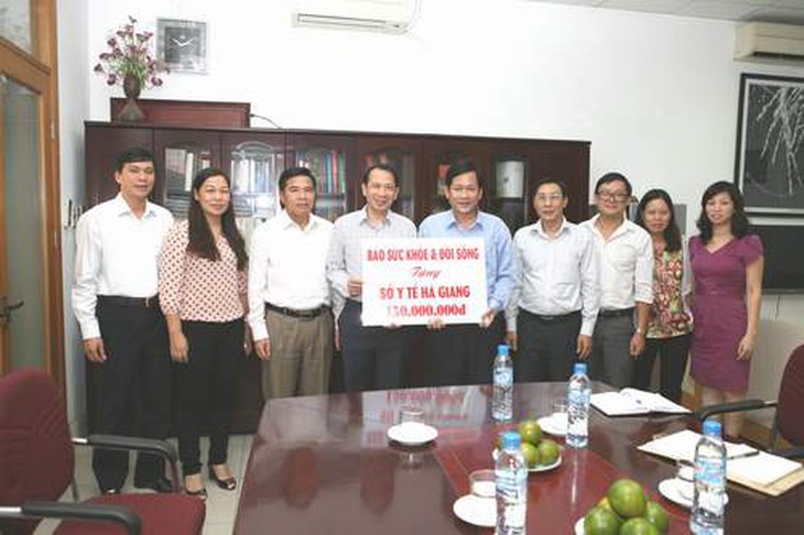 Báo Sức khỏe&Đời sống trao tặng trang thiết bị cho y tế Hà Giang 1