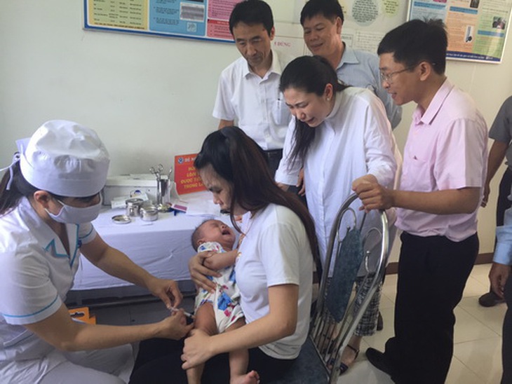 Chuyên gia của Tổ chức Y tế Thế giới và cán bộ của Viện Vệ sinh dịch tễ Trung ương thăm và kiểm tra điểm tiêm chủng tại Trạm y tế xã Nghĩa Dõng, Quảng Ngãi. Ảnh: M.Linh