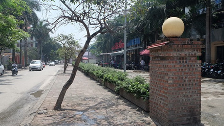 Tại dự án cống hóa mương Phan Kế Bính, chỉ một diện tích nhỏ sử dụng đúng mục đích đỗ xe, còn lại là quán xá, nhà hàng lớn.