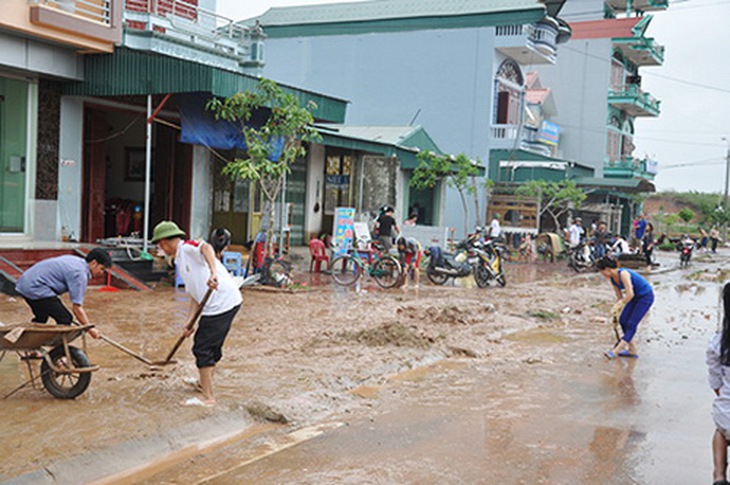 Vệ sinh môi trường sau lũ lụt để phòng ngừa bệnh thương hàn và các bệnh khác.