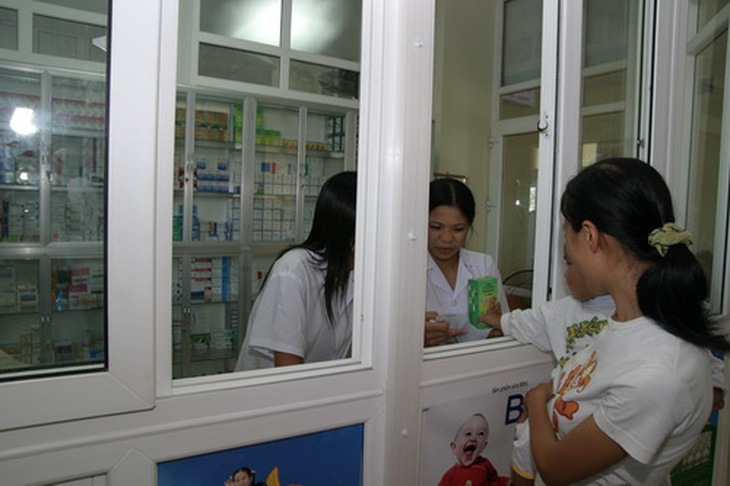 Nâng cao trách nhiệm của cán bộ y tế đặc biệt là người kê đơn thuốc và bán lẻ thuốc trong việc thực hiện quy định của pháp luật. Ảnh: TM