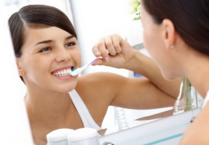 Vệ sinh răng miệng tốt để khắc phục chứng khô miệng.
