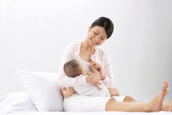 Cho con bú kích thích giải phóng hormon oxytocin trong cơ thể, làm tử cung co lại và thu nhỏ lại giúp giảm béo bụng sau sinh.