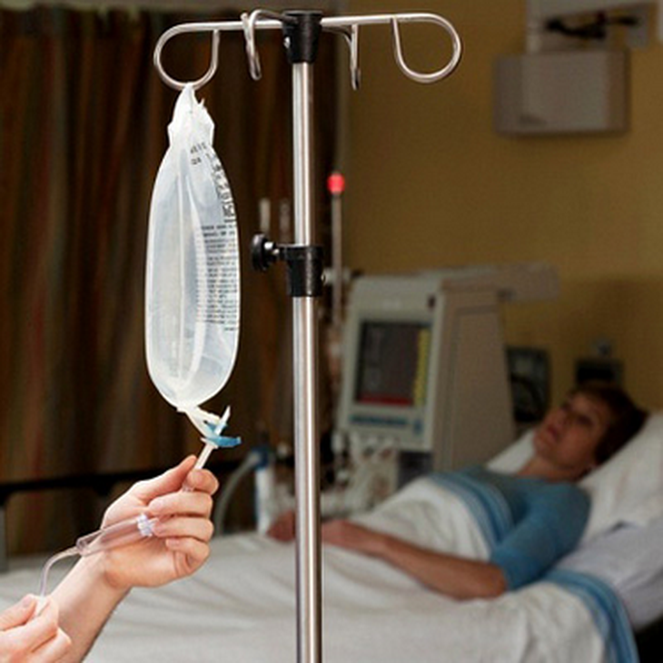 Truyền dịch khi bị sốt virut có thể gây những tác dụng phụ nguy hiểm.