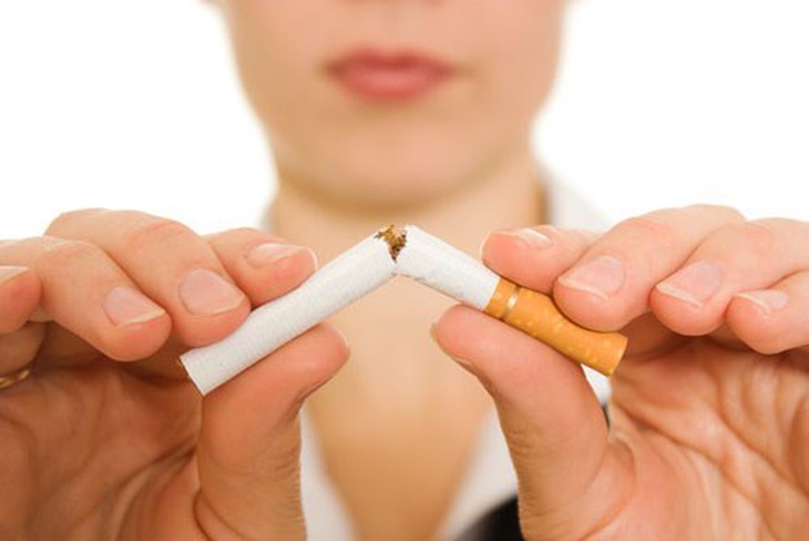 Ngưng hút thuốc lá giúp giảm nguy cơ đột quỵ.