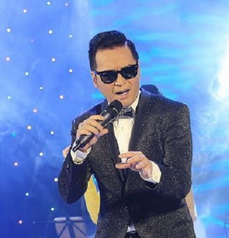Ca sĩ Nguyễn Hưng biểu diễn.