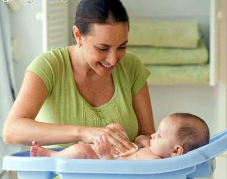 Để trẻ không bị rôm sảy trong mùa nắng nóng