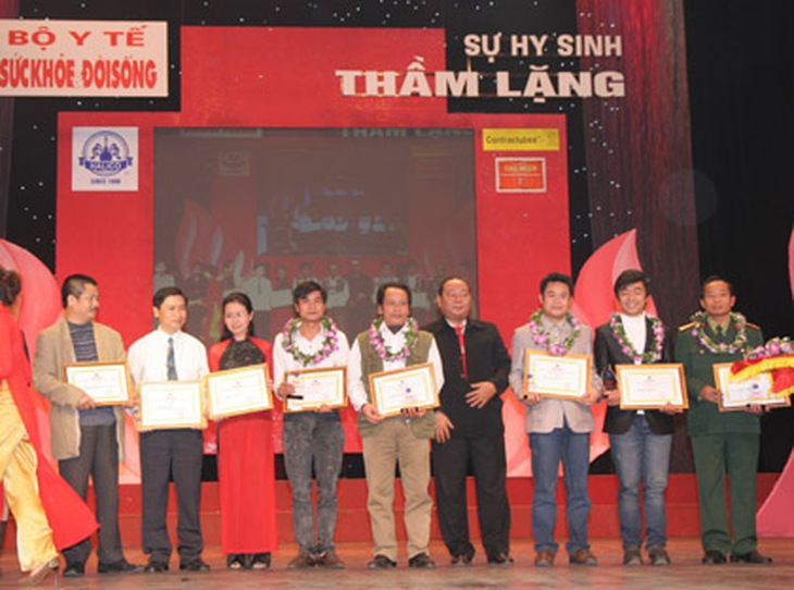Lễ tổng kết và trao giải cuộc thi viết  "sự hy sinh thầm lặng"- Ảnh 8.