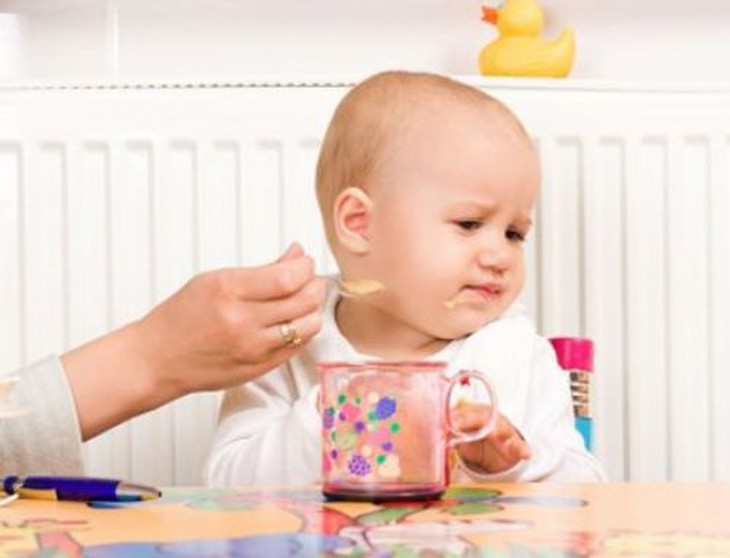 Những sai lầm cơ bản khi cho trẻ ăn dặm