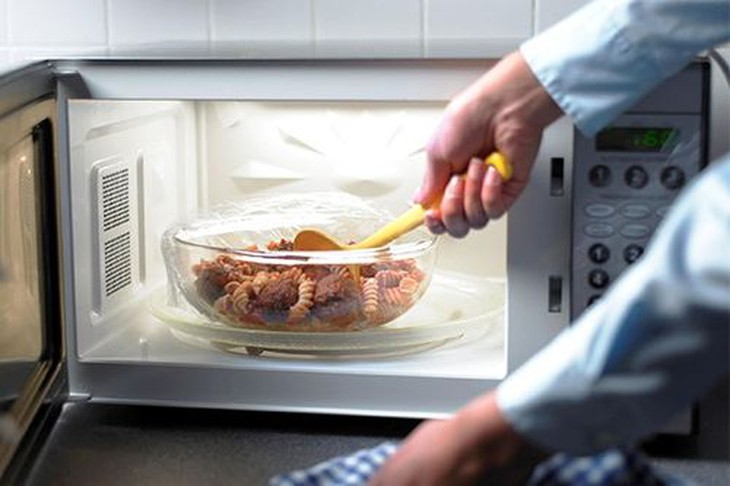 3 lỗi nguy hiểm khi sử dụng lò vi sóng