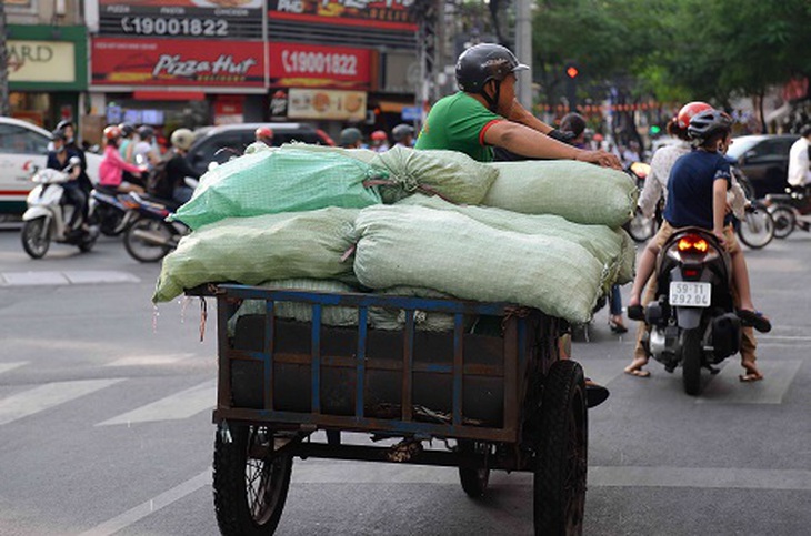 Đá viên, trà đá vỉa hè có thể là “ổ vi khuẩn” mùa du lịch- Ảnh 3.