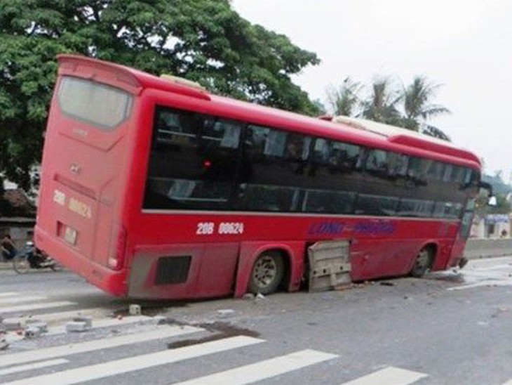 Xe khách tông xe tải chở gạch rồi lao lên giải phân cách