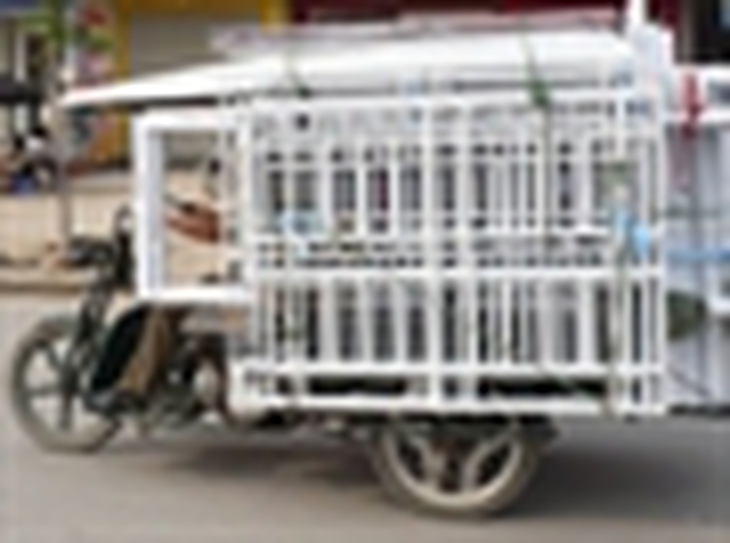 Ra quân 'truy quét” các xe ba bánh tự chế ở Hà Nội