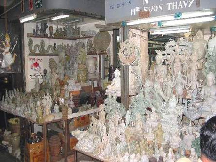 Bát nháo thị trường đồ cổ thế giới