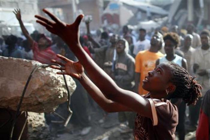 Người Haiti tuyệt vọng giành giật đồ ăn