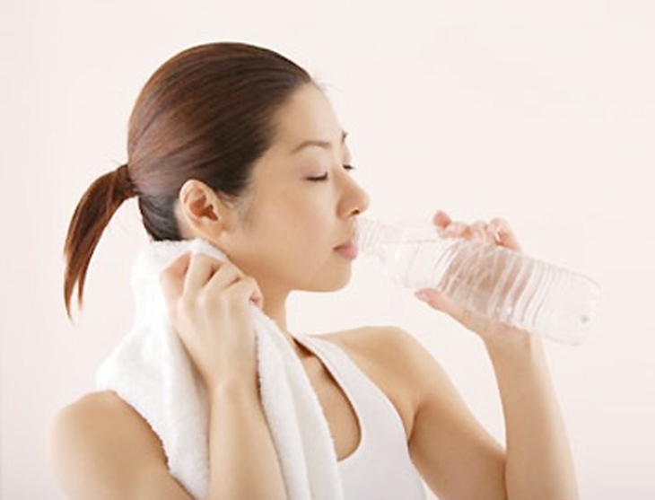 Uống nước lạnh hay nóng để mau hết khát?