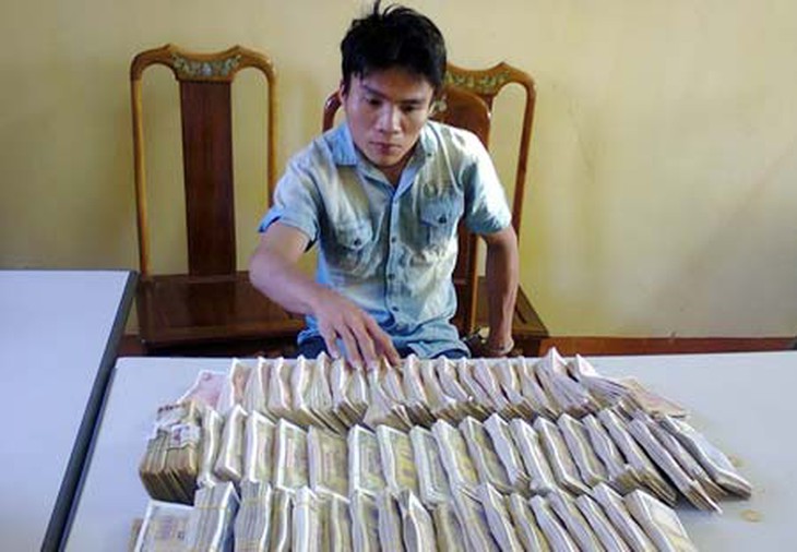 Dùng cưa phá khóa trộm tiền công đức