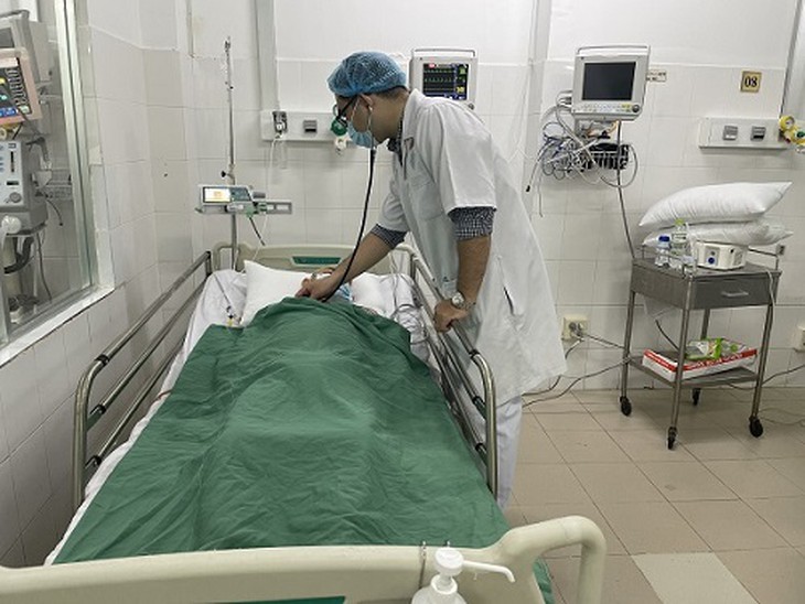 Đạn súng hơi xuyên từ lưng lên bụng thanh niên 26 tuổi