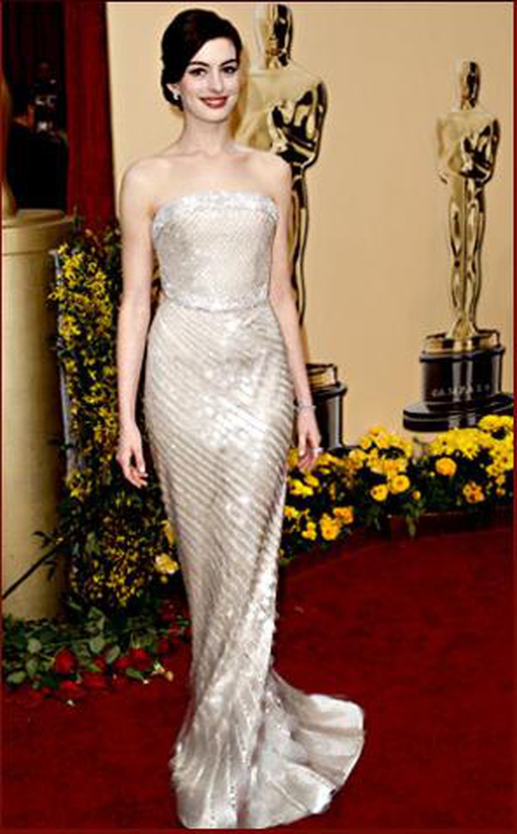 Gam-mau-thoi-trang-Oscar-Anne-Hathaway-2010