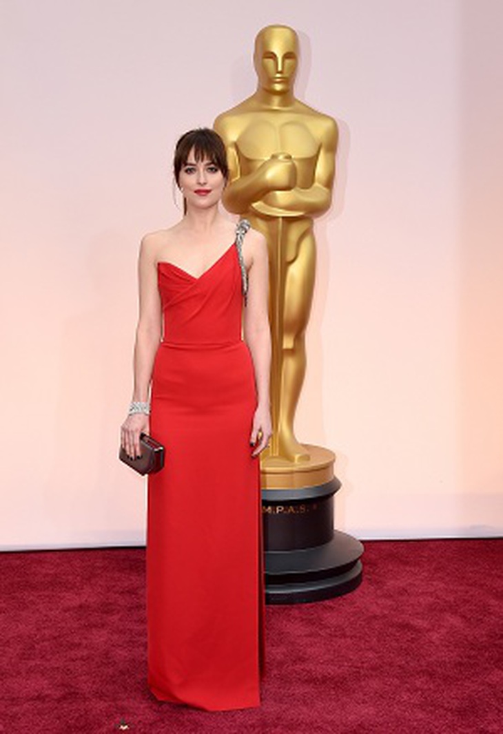Gam-mau-thoi-trang-Oscar-Dakota-Johnson-2015