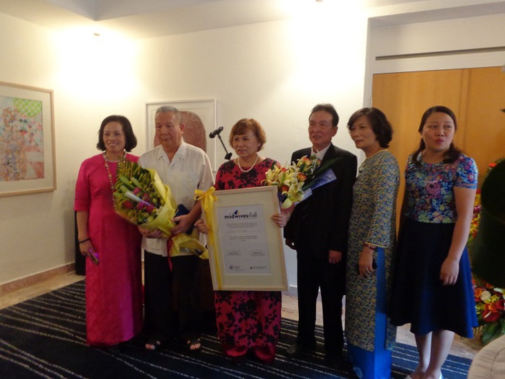 Ba-Phan-Thi-Hanh-chup-anh-luu-niem-cung-cac-nu-ho-sinh-sau-khi-nhan-giai-Midwife4All