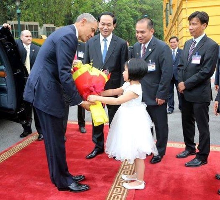 Be-gai-Viet-Nam-tang-hoa-Tong-thong-Obama