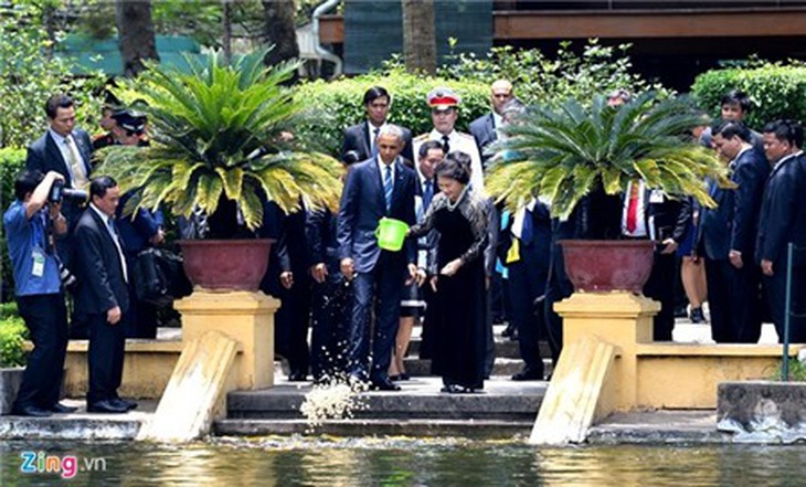 Tong-thong-Obama-tham-nha-san-Bac-Ho-va-cho-ca-an