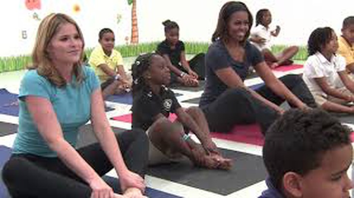 Phu-nhan-Obama-tap-Yoga