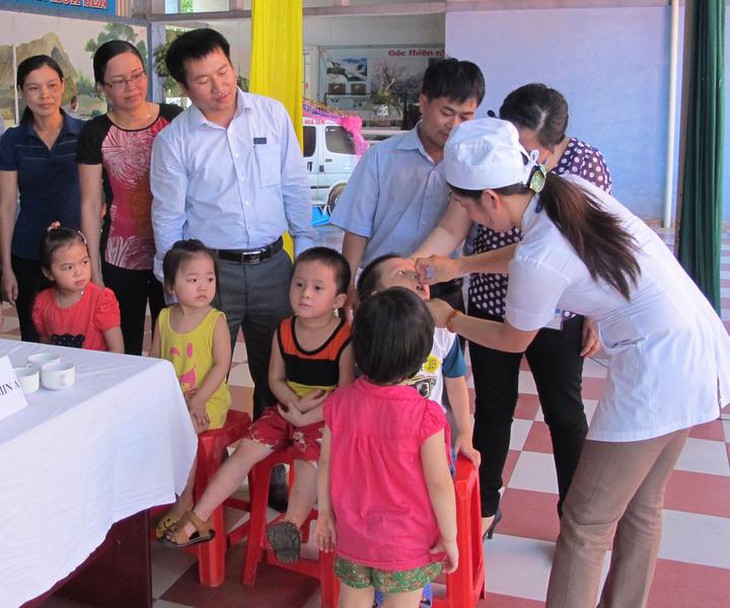cho-tre-uong-vitamin-A-de-bo-sung-vi-chat-dinh-duong