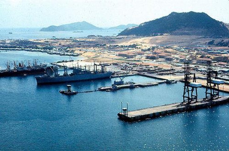 Cang-quoc-te-Cam-Ranh