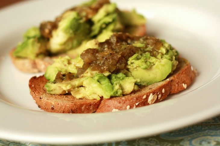 bánh mì phủ sốt quả bơ nghiền