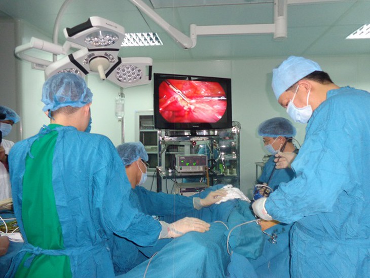 phau thuat cat tu cung qua noi soi tai BVDK Quang Tri