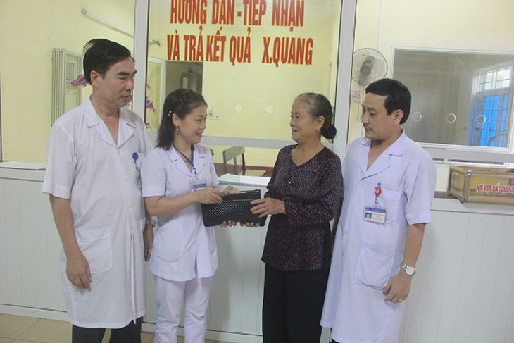 BVDK Ha Tinh - dieu duong nhat duoc vi tien hon 3 trieu tra lai benh nhan